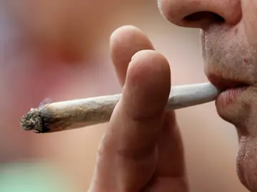 Imagen de archivo de un hombre fumando cannabis Imagen de archivo de un hombre fumando cannabis