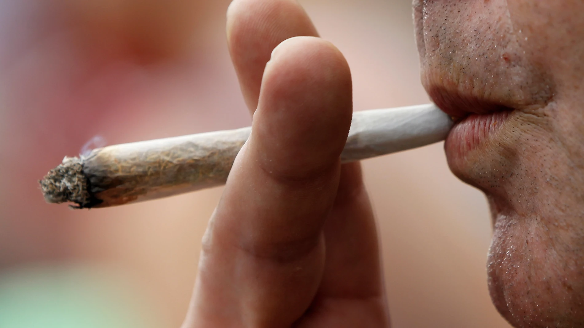 Imagen de archivo de un hombre fumando cannabis Imagen de archivo de un hombre fumando cannabis