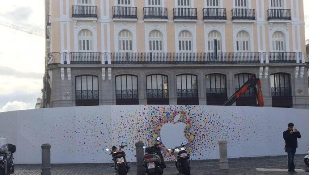 La valla rodea la futura Apple Store