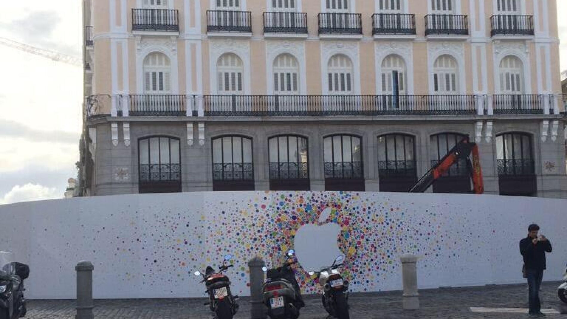 La valla rodea la futura Apple Store
