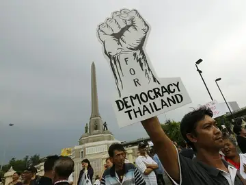 arias personas se manifiestan en el monumento de la Victoria en contra del golpe de estado arias personas se manifiestan en el monumento de la Victoria en contra del golpe de estado