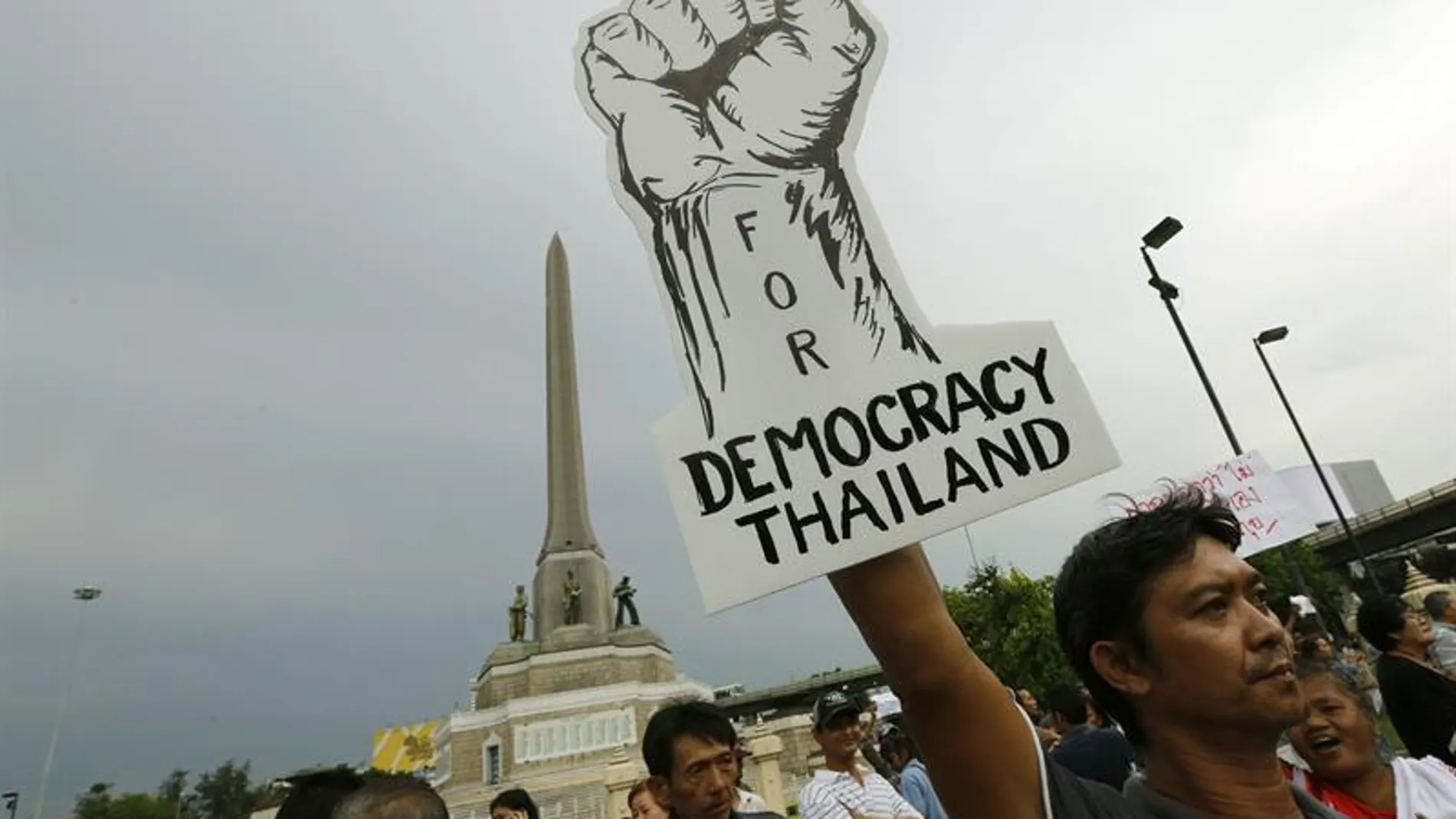 arias personas se manifiestan en el monumento de la Victoria en contra del golpe de estado arias personas se manifiestan en el monumento de la Victoria en contra del golpe de estado