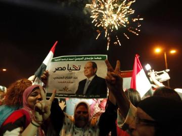 Personas celebran en la plaza de Tahrir