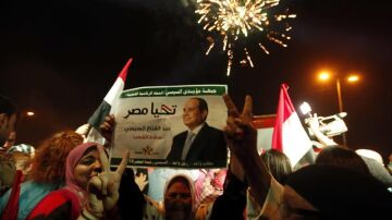 Personas celebran en la plaza de Tahrir