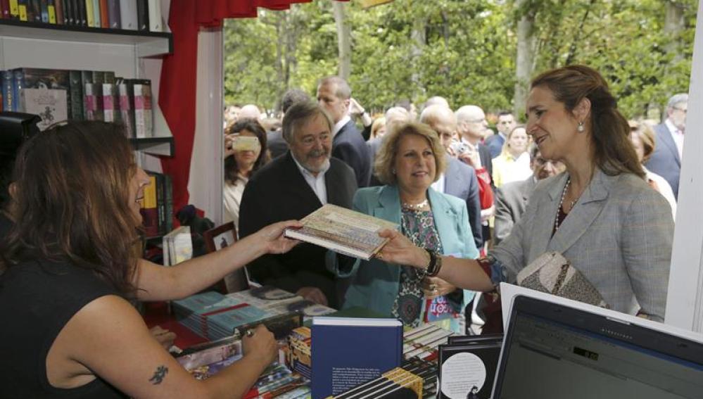La infanta Elena inauguró la 73 edición de la Feria del Libro de Madrid