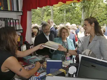 La infanta Elena inauguró la 73 edición de la Feria del Libro de Madrid La infanta Elena inauguró la 73 edición de la Feria del Libro de Madrid