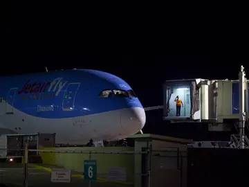 El avión de JetairFly, en el Aeropuerto Internacional de las Américas de Santo Domingo El avión de JetairFly, en el Aeropuerto Internacional de las Américas de Santo Domingo