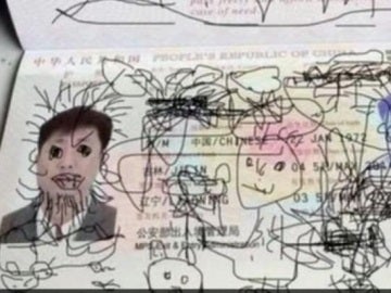 Un niño pinta el pasaporte de su padre