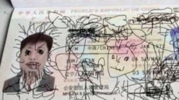 Un niño pinta el pasaporte de su padre