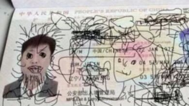 Un niño pinta el pasaporte a su padre en pleno vuelo y queda atrapado en Corea del Sur