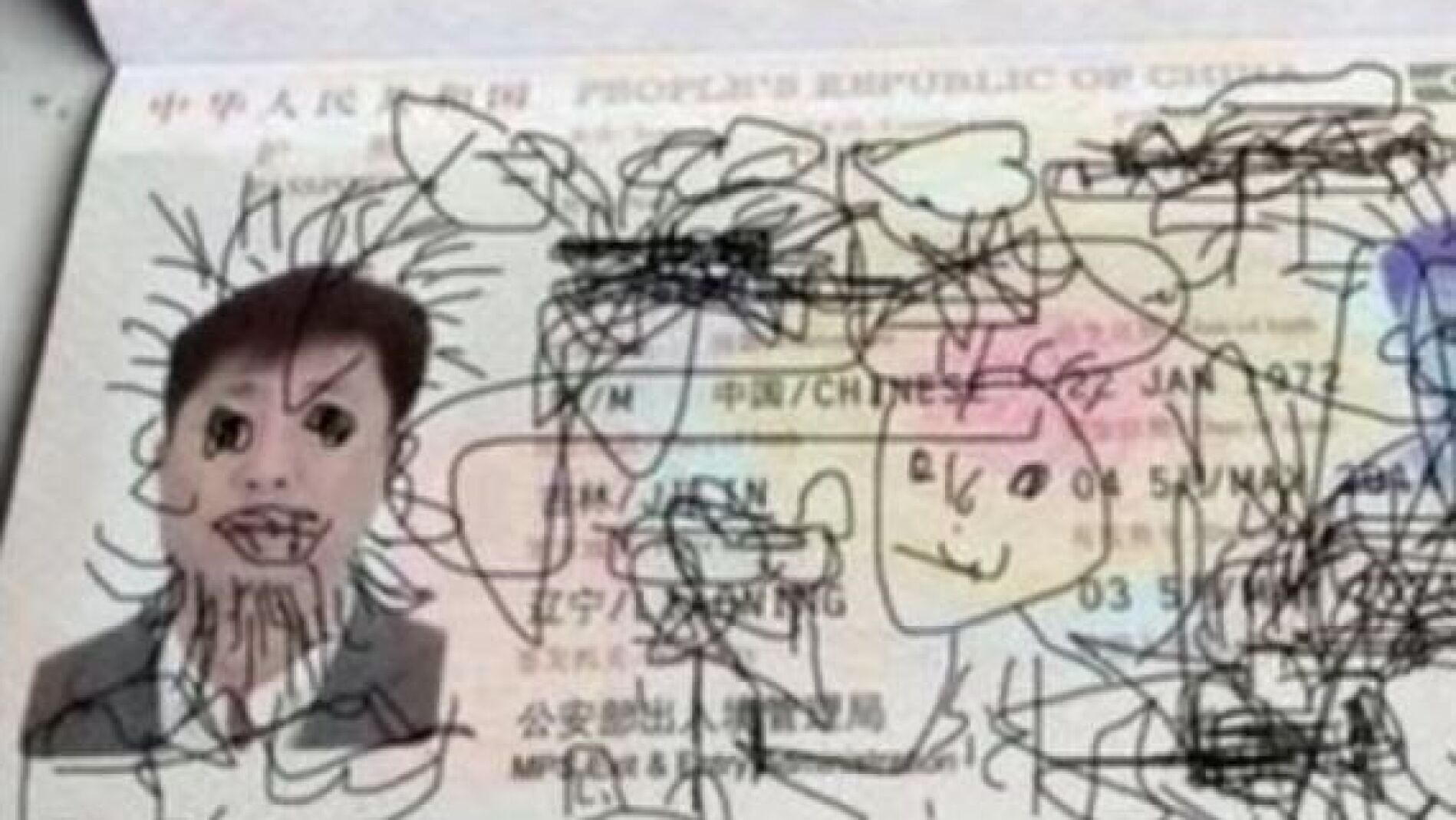 Un ni&ntilde;o pinta el pasaporte de su padre
