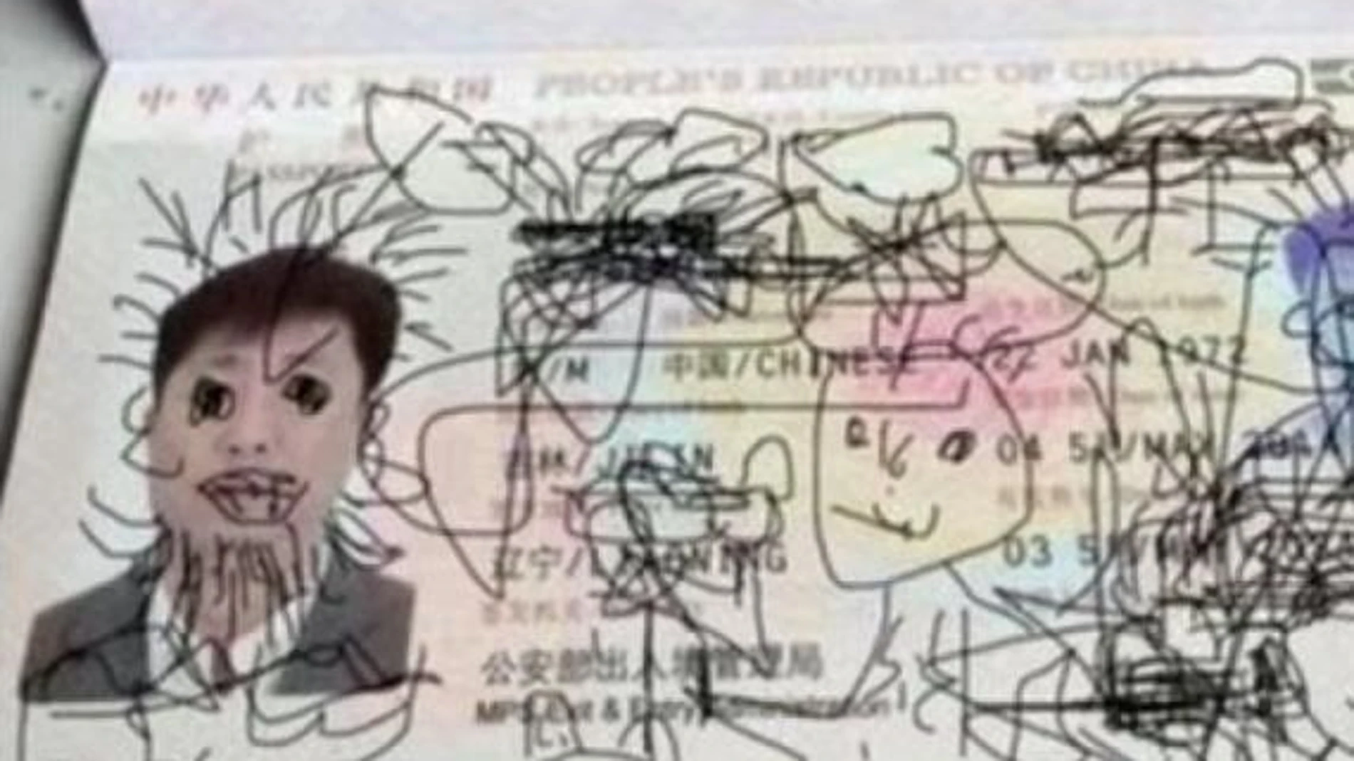 Un niño pinta el pasaporte de su padre Un niño pinta el pasaporte de su padre