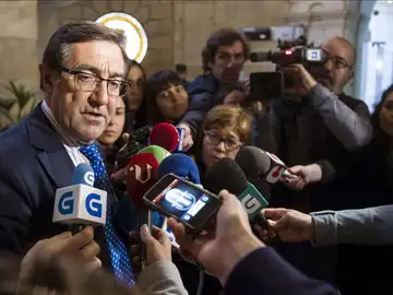 El alcalde de Santiago, el popular Ángel Currás, atiende a los medios El alcalde de Santiago, el popular Ángel Currás, atiende a los medios