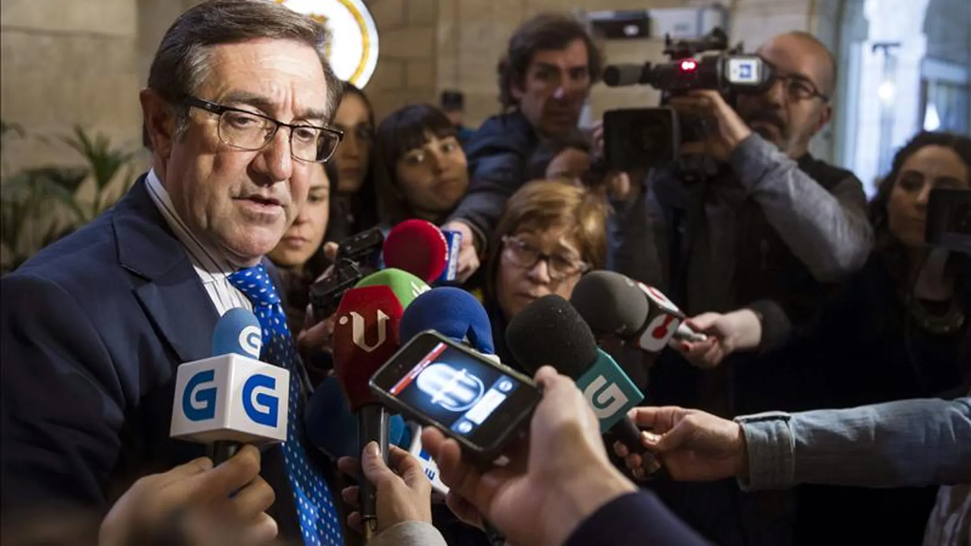 El alcalde de Santiago, el popular Ángel Currás, atiende a los medios El alcalde de Santiago, el popular Ángel Currás, atiende a los medios