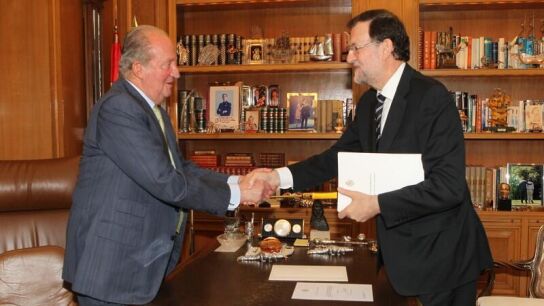 El Rey Juan Carlos I estrecha la mano de Rajoy tras su abdicaci&oacute;n