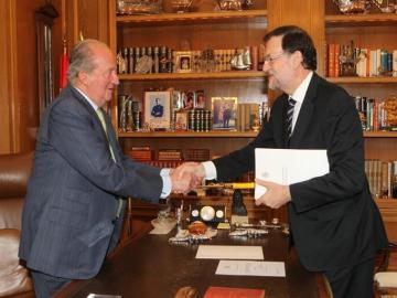 El Rey Juan Carlos I estrecha la mano de Rajoy tras su abdicación
