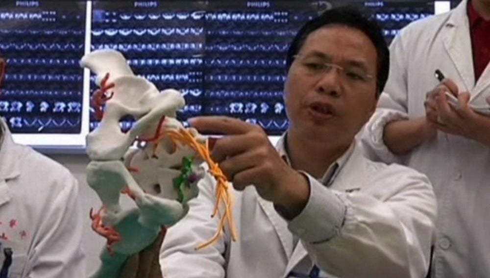 Realizan una operación de cadera utilizando una impresora 3D en Shangai