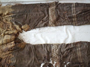 El pantalón tiene tres piezas, dos para cada pierna y una para la entrepierna El pantalón tiene tres piezas, dos para cada pierna y una para la entrepierna