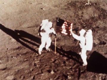 Armstrong y Aldrin, junto a la bandera de EEUU en la Luna