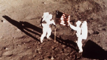 Armstrong y Aldrin, junto a la bandera de EEUU en la Luna