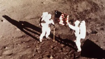 Armstrong y Aldrin, junto a la bandera de EEUU en la Luna Armstrong y Aldrin, junto a la bandera de EEUU en la Luna