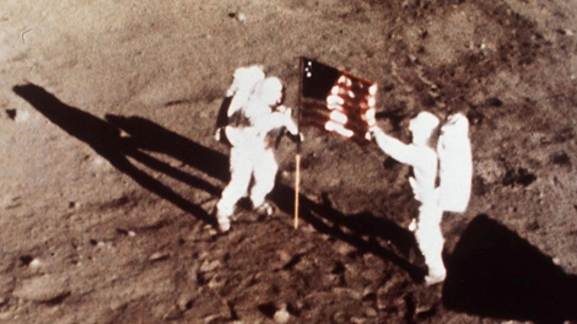 Armstrong y Aldrin, junto a la bandera de EEUU en la Luna Armstrong y Aldrin, junto a la bandera de EEUU en la Luna