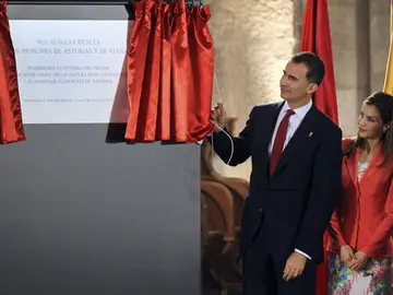 El Príncipe Felipe junto a Letizia en el Monasterio de Leyre El Príncipe Felipe junto a Letizia en el Monasterio de Leyre