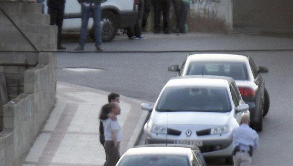 El hombre sale de la vivienda de Soria tras ser disuadido.