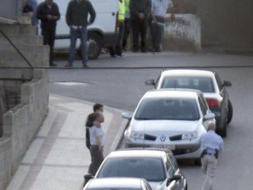 El hombre sale de la vivienda de Soria tras ser disuadido.