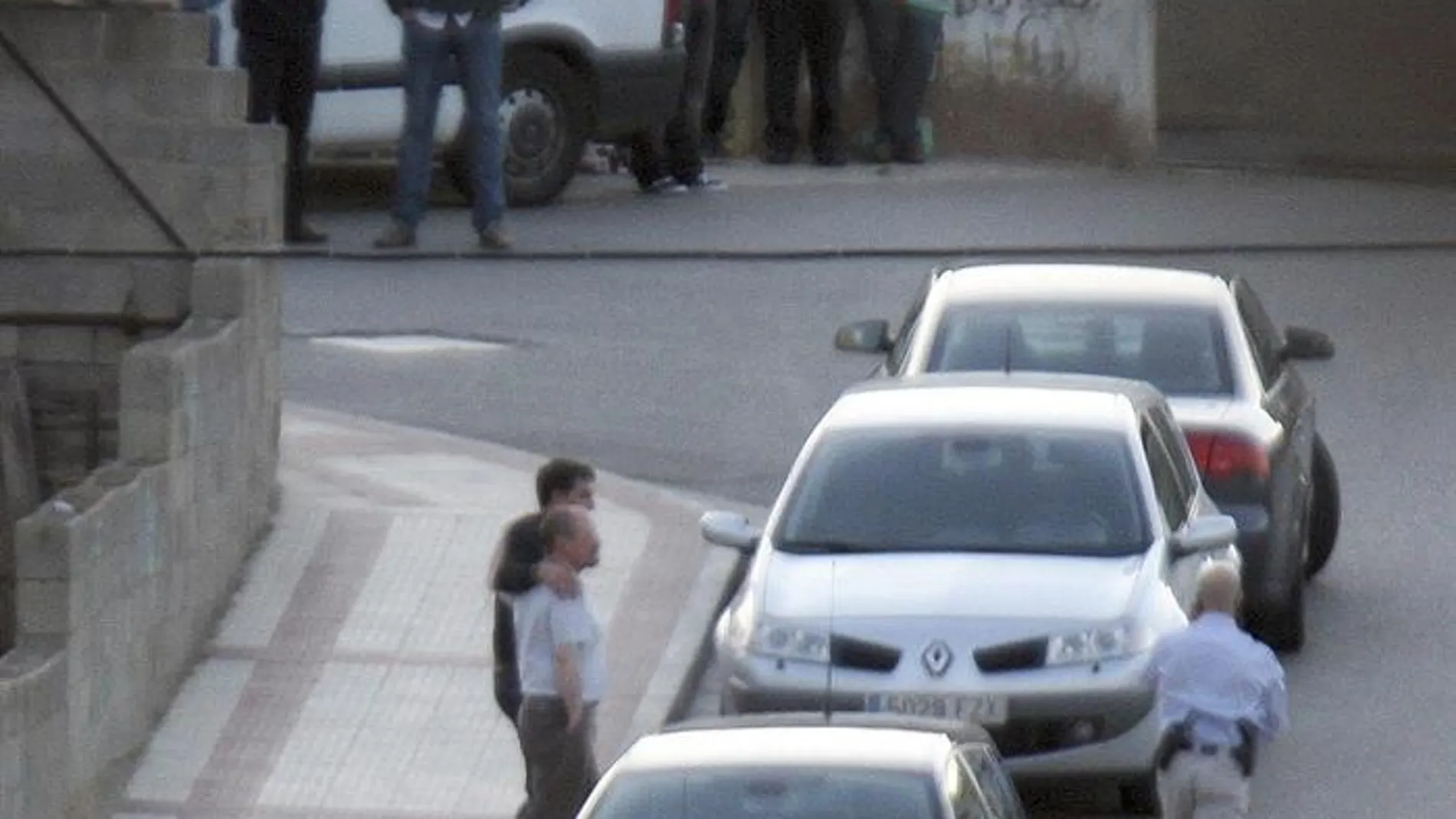 El hombre sale de la vivienda de Soria tras ser disuadido. El hombre sale de la vivienda de Soria tras ser disuadido.