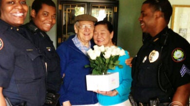 Un hombre con Alzheimer tiene un momento de lucidez y le compra rosas a su mujer por el día de la madre