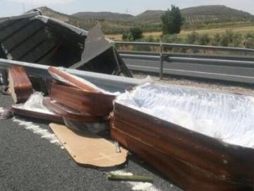 Las cajas fúnebres esparcidas por la vía