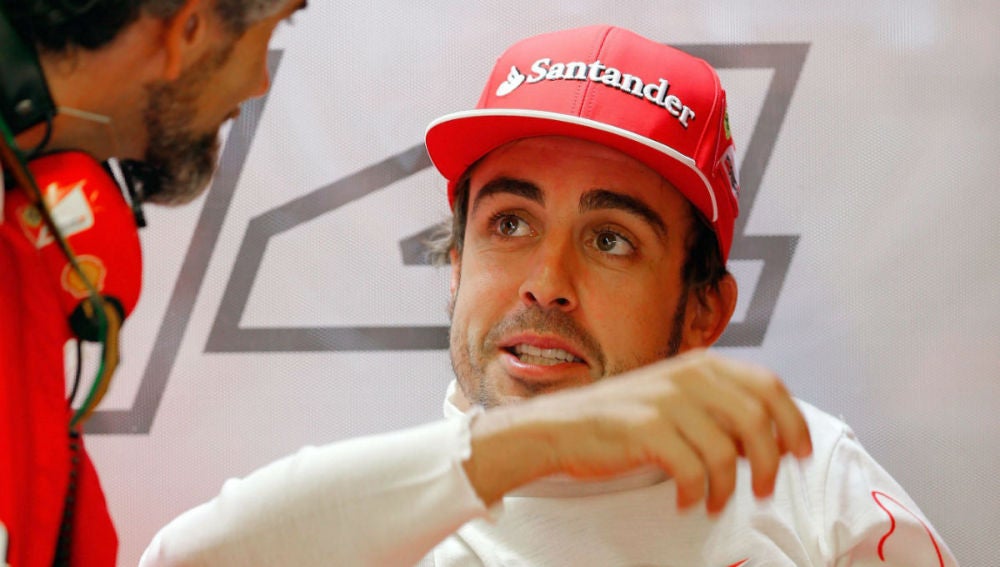 Fernando Alonso en el box de Ferrari