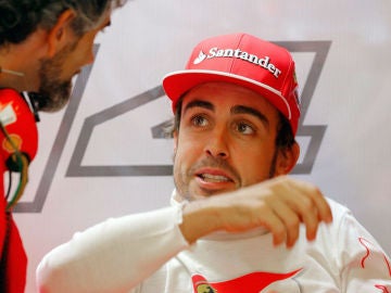 Fernando Alonso en el box de Ferrari