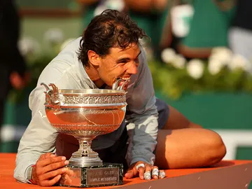Nadal muerde su noveno Roland Garros Nadal muerde su noveno Roland Garros