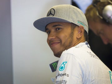Hamilton, en el box de Mercedes