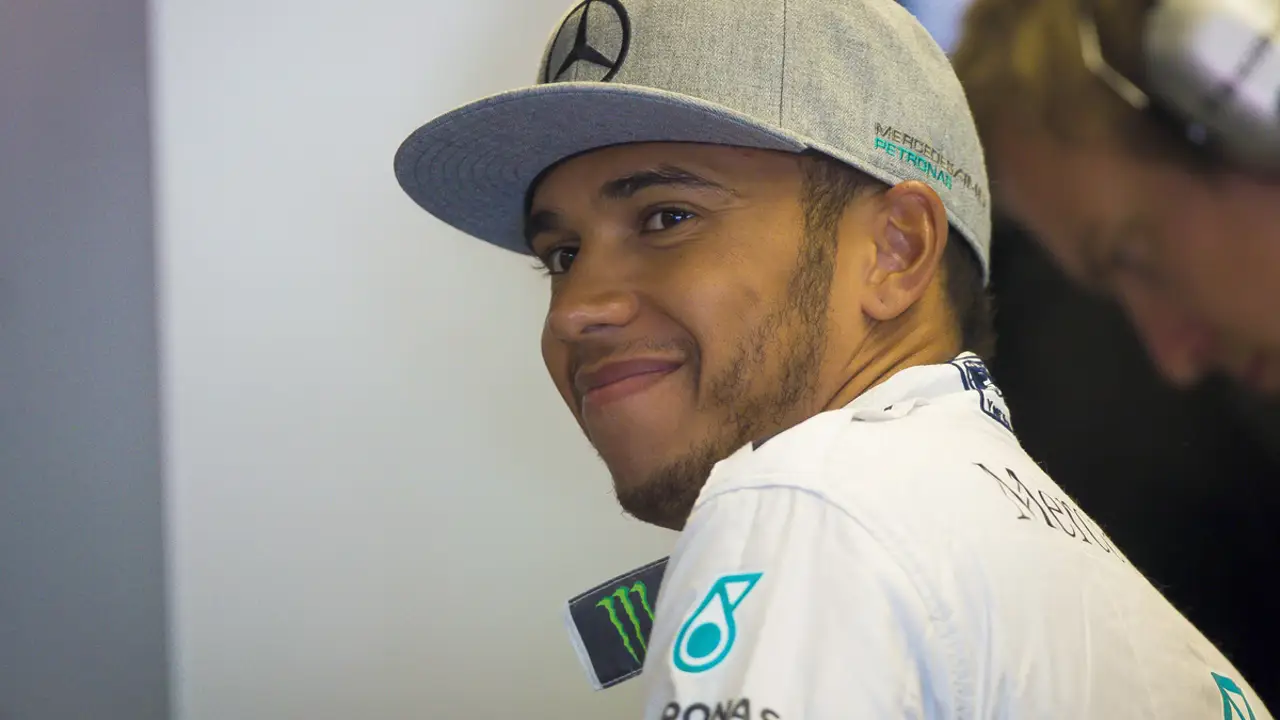 Hamilton, en el box de Mercedes