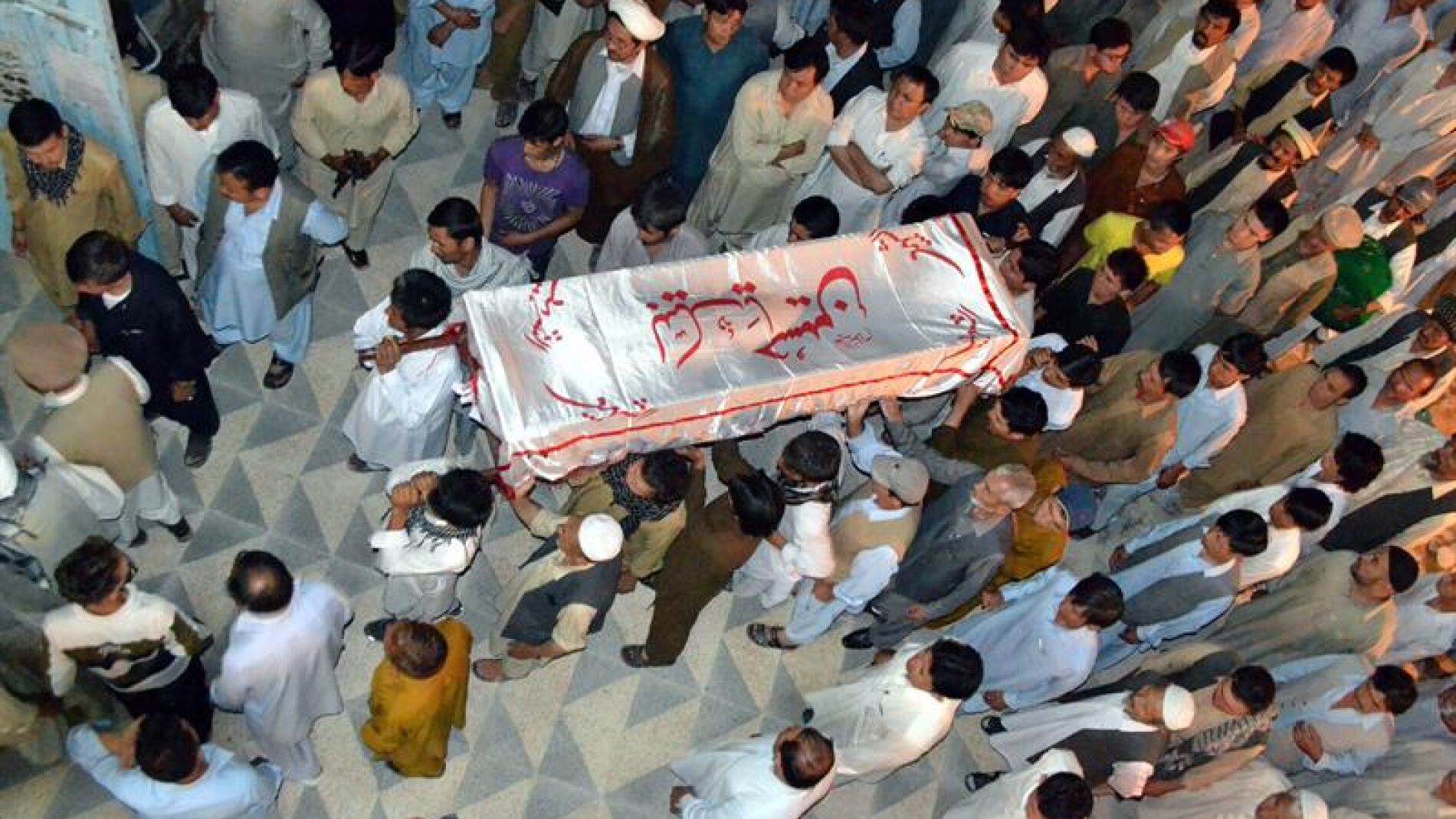 Familiares asisten al funeral de las v&iacute;ctimas de un ataque suicida 