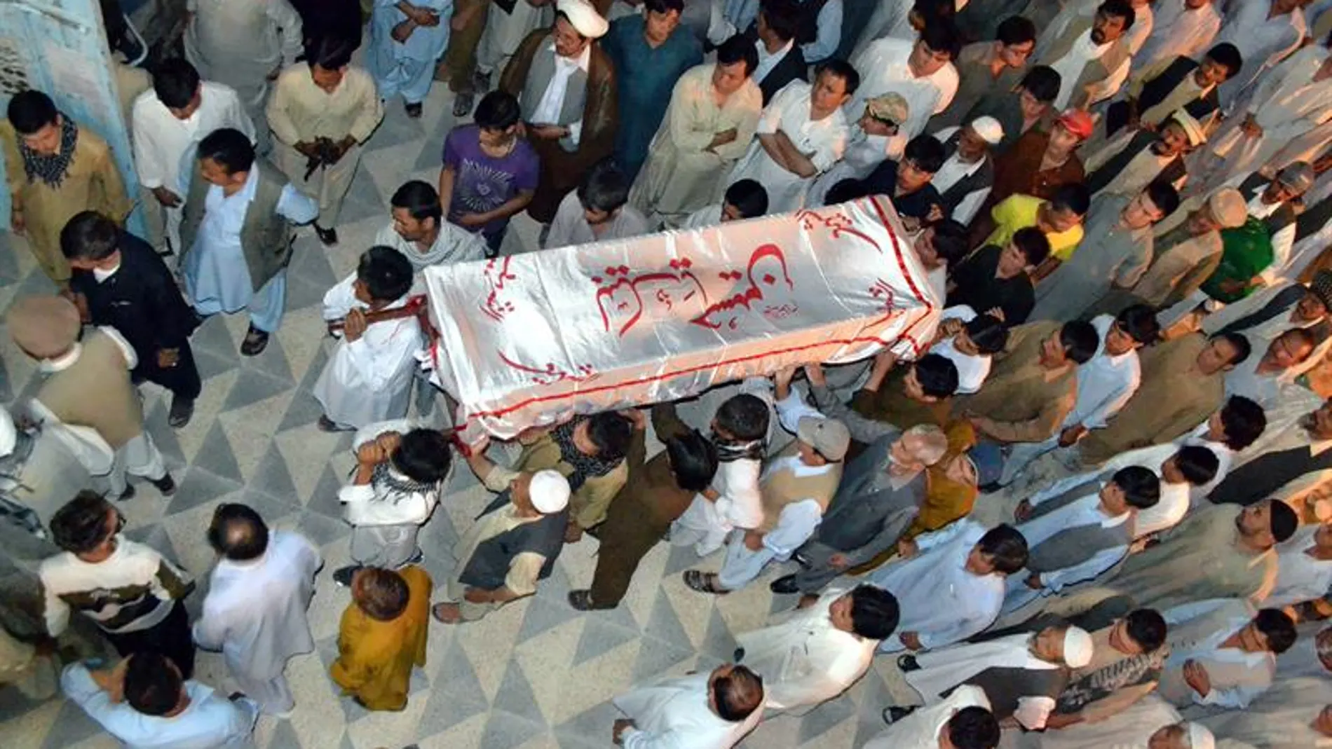 Familiares asisten al funeral de las víctimas de un ataque suicida Familiares asisten al funeral de las víctimas de un ataque suicida