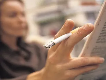 Una mujer fumando Una mujer fumando