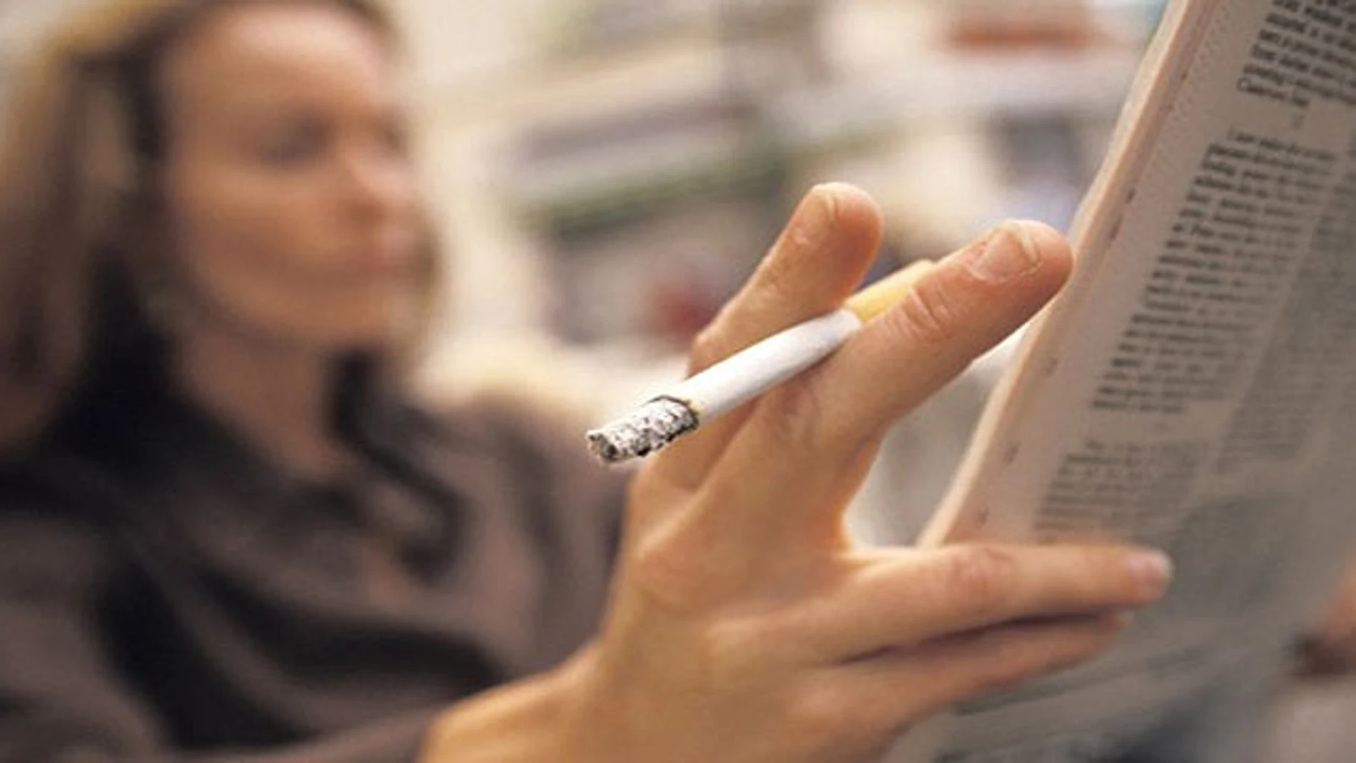 Una mujer fumando Una mujer fumando