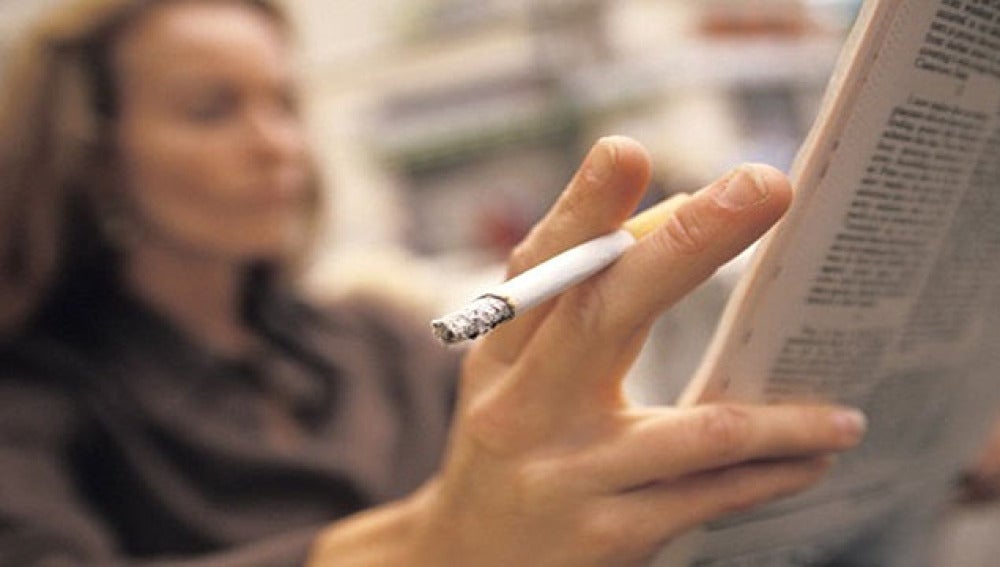Una mujer fumando