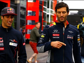 Ricciardo y Webber pasean por el paddock.