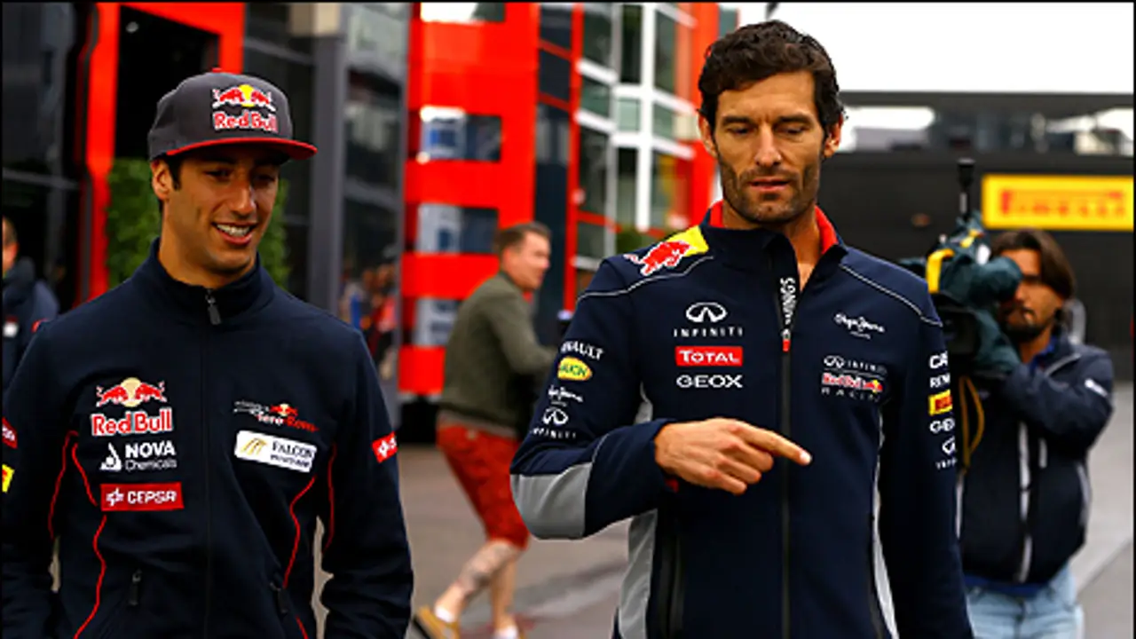 Ricciardo y Webber pasean por el paddock.