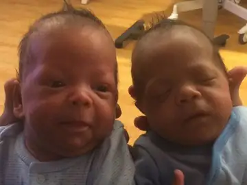 Los dos gemelos, nacidos con una diferencia de 24 días Los dos gemelos, nacidos con una diferencia de 24 días