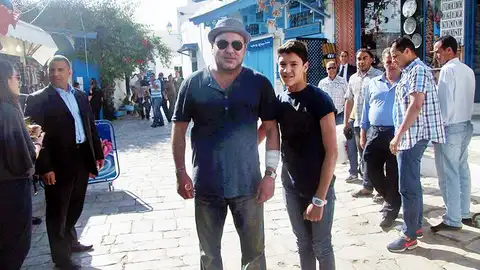 Mohamed VI posa con un chico Mohamed VI posa con un chico
