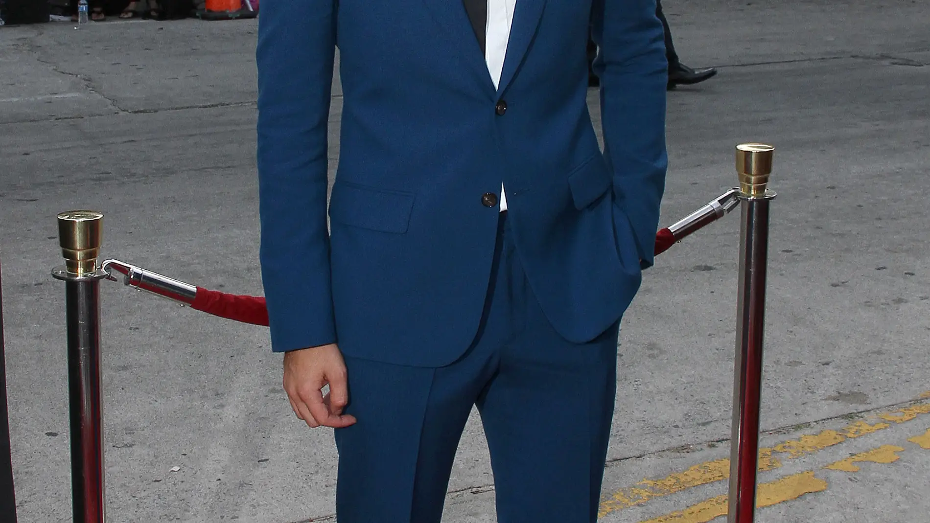 Robert Pattinson muy elegante con un traje azul