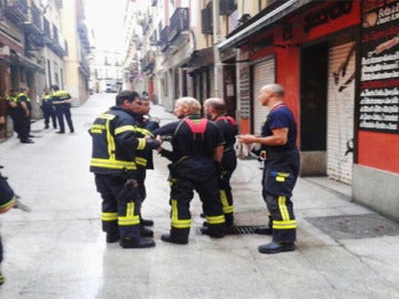 Los bomberos en la intervención a la vivienda de la fallecida.