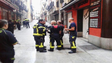 Los bomberos en la intervención a la vivienda de la fallecida.