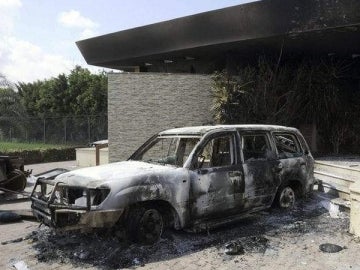 Restos carbonizados en el edificio del consulado estadounidense en Bengasi (Libia)